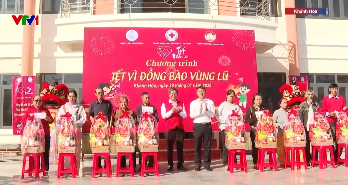 Được tặng 1 triệu đồng sắm Tết, người d&acirc;n v&ugrave;ng lũ Kh&aacute;nh H&ograve;a phấn khởi, vui mừng - Ảnh 1.