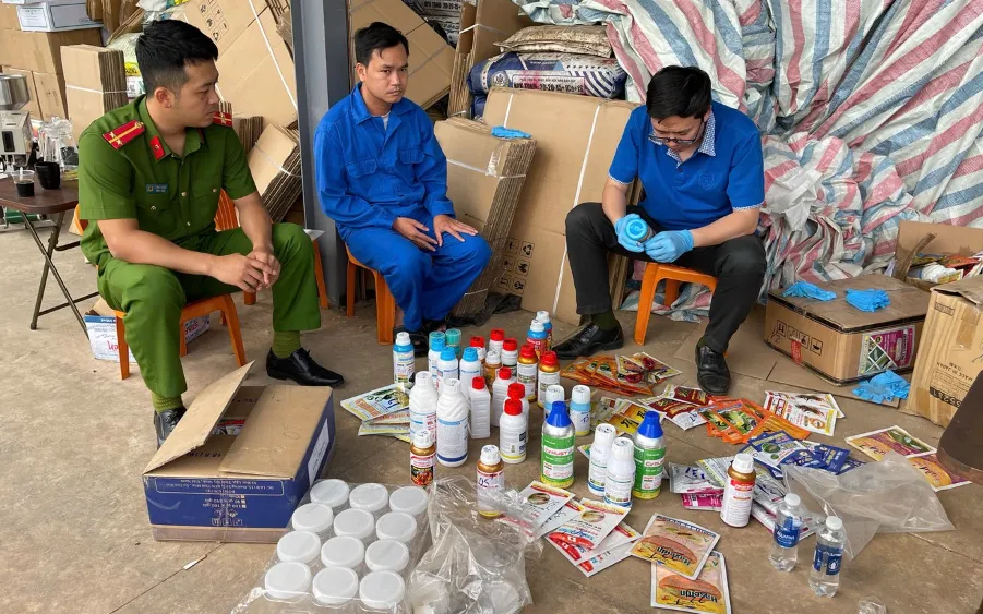 Cơ quan điều tra khám xét tại Công ty của Nguyễn Văn Tám (áo xanh ngồi giữa)