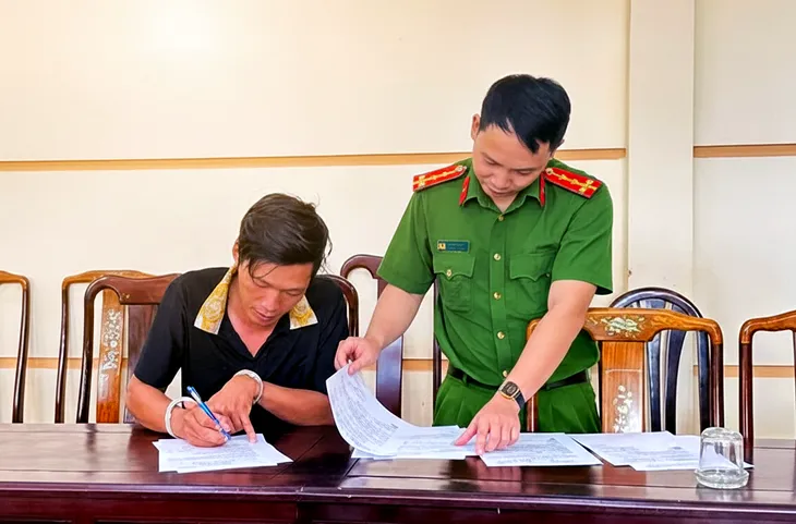 Thu tiền shipper rồi chiếm đoạt của c&ocirc;ng ty, 2 nh&acirc;n vi&ecirc;n bị khởi tố- Ảnh 1.