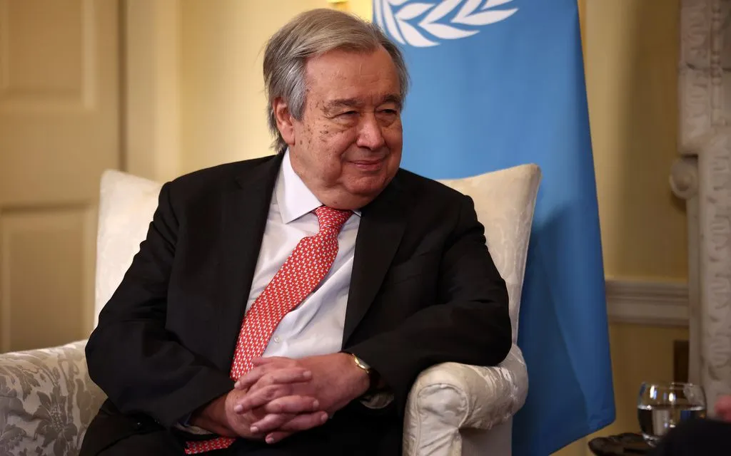 Tổng Thư ký Liên hợp quốc Antonio Guterres được Thủ tướng Anh Keir Starmer đón tiếp tại số 10 phố Downing, London, ngày 16/1/2026. (Ảnh: AP/Henry Nicholls, Pool)