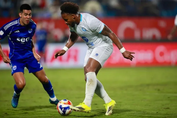 Xu&acirc;n Son lập c&uacute; đ&uacute;p, vẫn muốn ho&agrave;n thiện hơn d&ugrave; gi&uacute;p Nam Định v&agrave;o b&aacute;n kết- Ảnh 1.