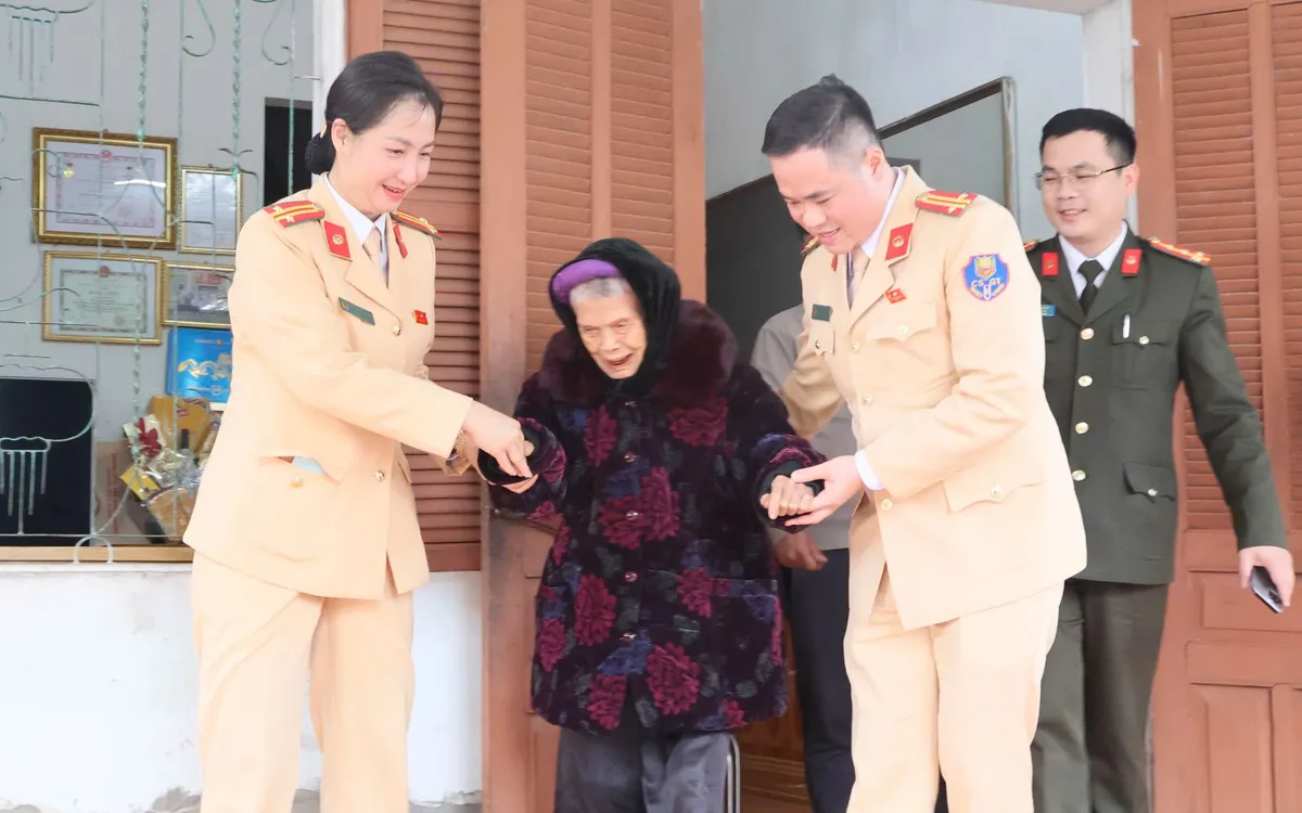 Đoàn công tác đã đến thăm, tặng quà Mẹ Việt Nam anh hùng Lâm Thị Giã.