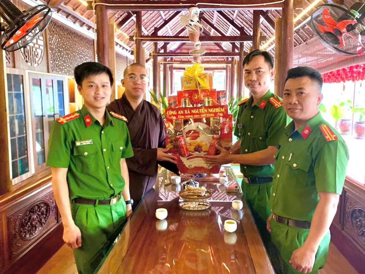 Quảng Ng&atilde;i: C&ocirc;ng an x&atilde; Nguyễn Nghi&ecirc;m thăm, ch&uacute;c Tết c&aacute;c cơ sở Phật gi&aacute;o- Ảnh 1.