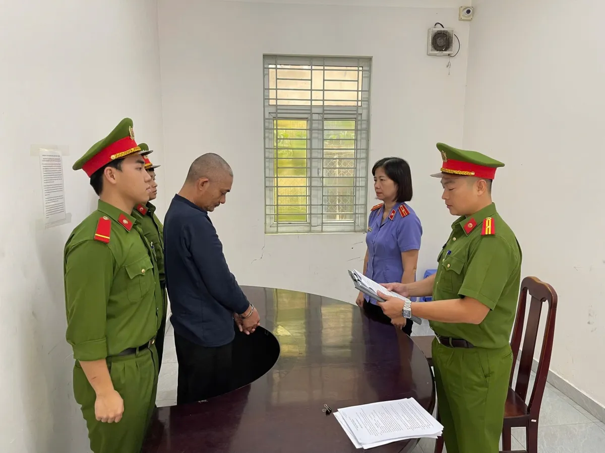 Cặp đôi lừa đảo “chạy suất” nhà ở xã hội, chiếm đoạt hơn 1,2 tỷ đồng - Ảnh 1.