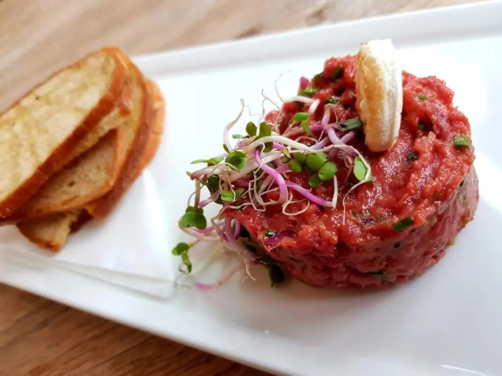 Đến Czech, thưởng thức m&oacute;n thịt b&ograve; sống- Ảnh 1.