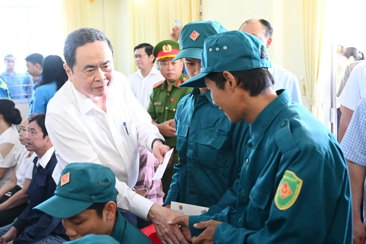 Chủ tịch Quốc hội tặng qu&agrave; gia đ&igrave;nh ch&iacute;nh s&aacute;ch, hộ ngh&egrave;o tại tỉnh Đồng Th&aacute;p- Ảnh 2.