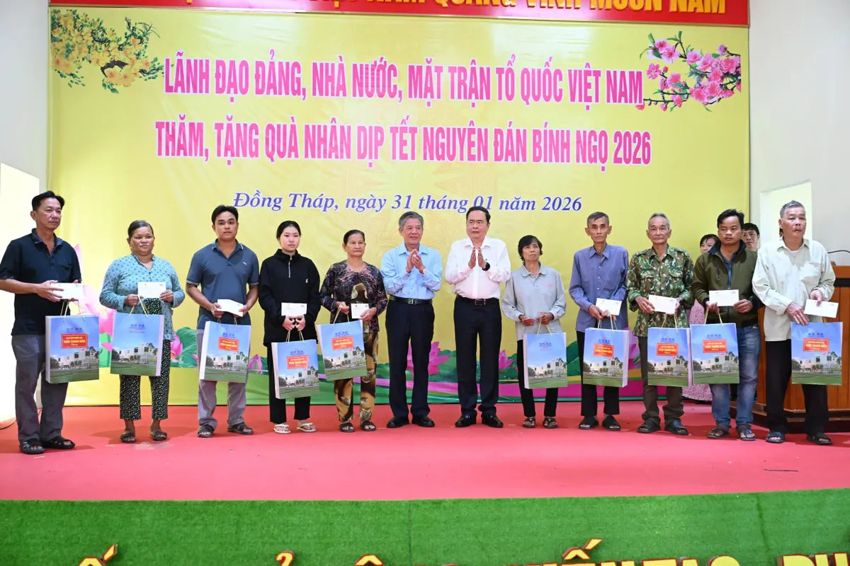 Chủ tịch Quốc hội tặng qu&agrave; gia đ&igrave;nh ch&iacute;nh s&aacute;ch, hộ ngh&egrave;o tại tỉnh Đồng Th&aacute;p- Ảnh 4.