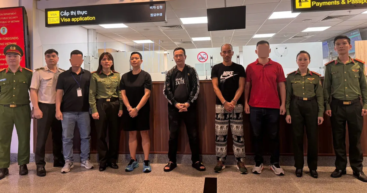 Bắt giữ 3 đối tượng truy nã đặc biệt khi đang lẩn trốn ở nước ngoài - Ảnh 1.