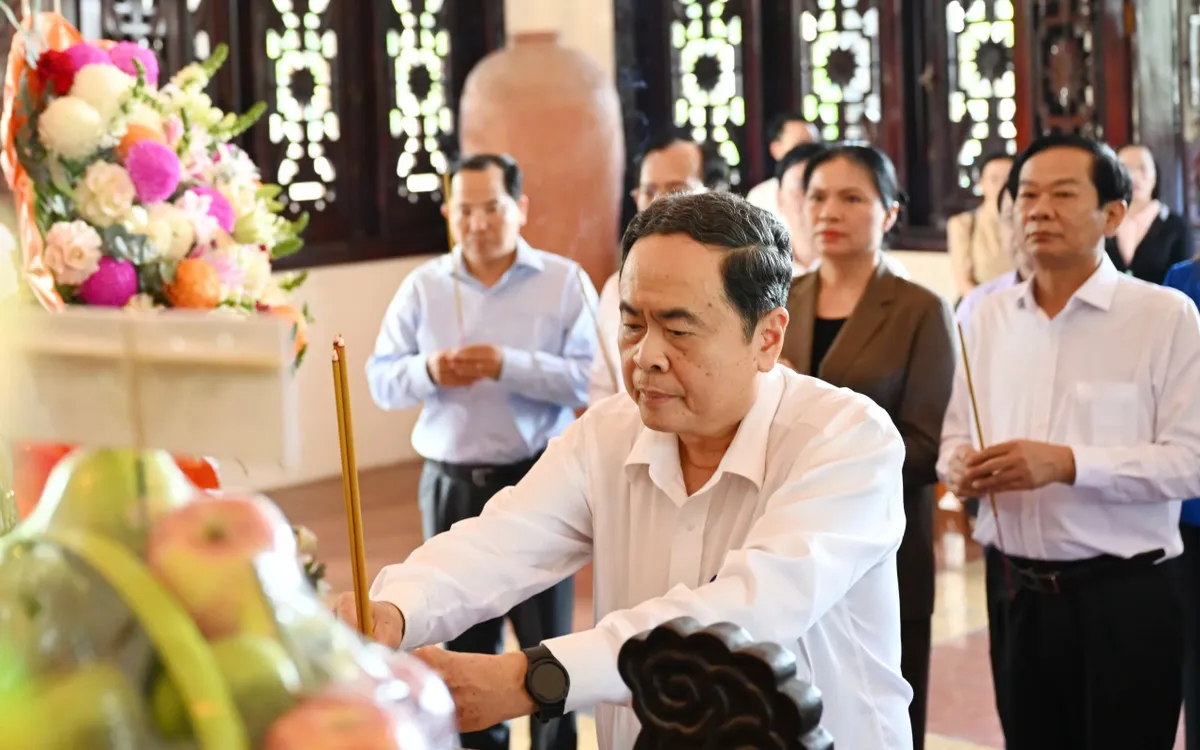 Chủ tịch Quốc hội, Chủ tịch Hội đồng Bầu cử quốc gia Trần Thanh Mẫn và Đoàn công tác đã dâng hương, dâng hoa tưởng nhớ cố Chủ tịch Hội đồng Bộ trưởng Phạm Hùng. (Ảnh: Quốc hội)

