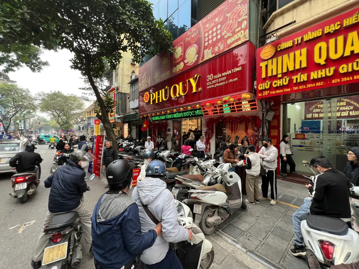 Gi&aacute; v&agrave;ng, bạc giảm s&acirc;u nhưng người d&acirc;n vẫn xếp h&agrave;ng mua- Ảnh 1.