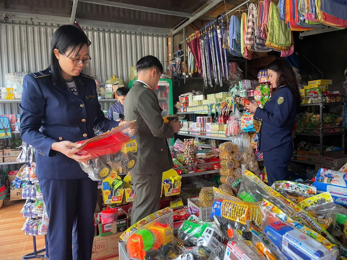 Th&aacute;i Nguy&ecirc;n: Xử phạt hơn 560 vụ vi phạm thị trường, quyết liệt chống bu&ocirc;n lậu dịp Tết- Ảnh 2.