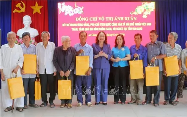 Phó Chủ tịch nước Võ Thị Ánh Xuân trao tặng quà Tết cho các hộ nghèo, hộ khó khăn trên địa bàn xã Mỹ Hoà Hưng, tỉnh An Giang. Ảnh: Công Mạo/TTXVN