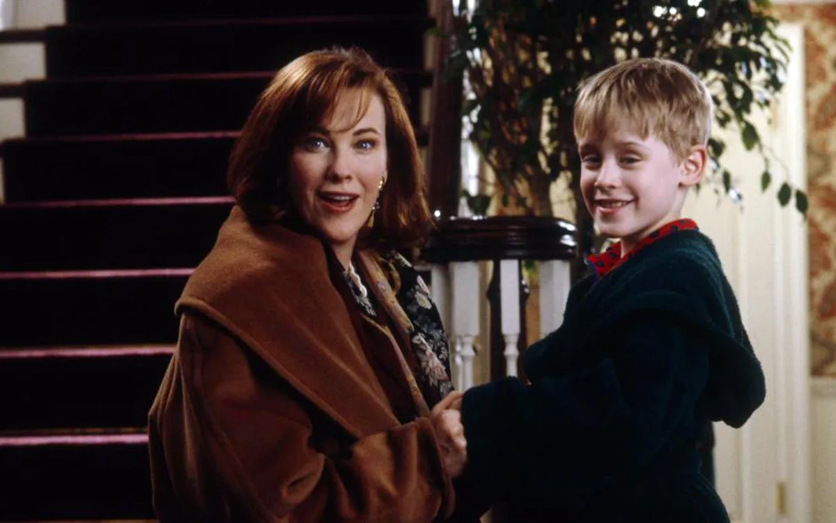 Catherine O’Hara và Macaulay Culkin trong phim Ở nhà một mình (Ảnh: Twentieth Century Studios)
