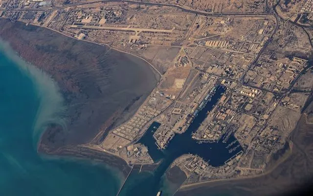 Toàn cảnh cảng Bandar Abbas của Iran bên eo biển Hormuz, ngày 10/12/2023 (Ảnh: Reuters)