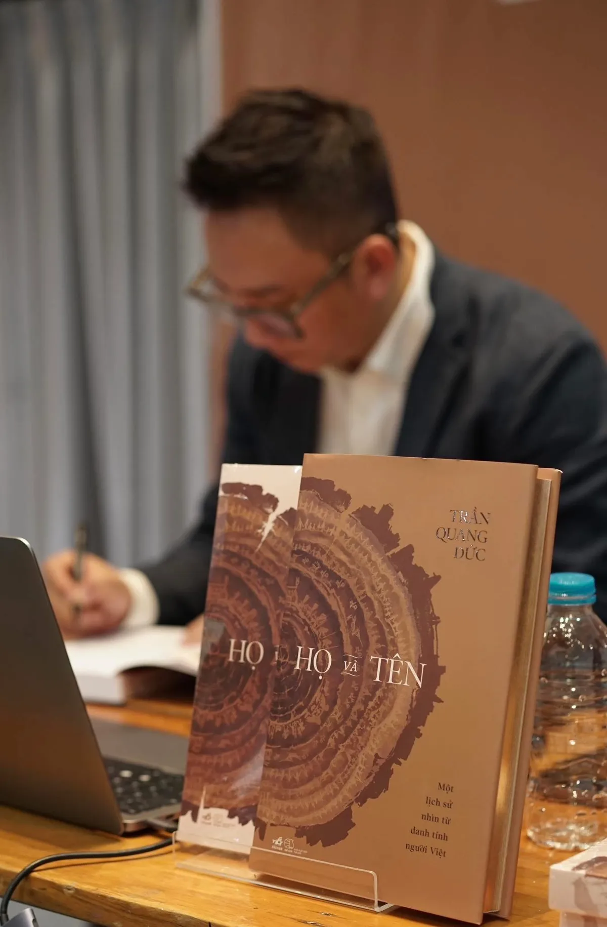 Đối thoại với qu&aacute; khứ v&agrave; định vị bản sắc Việt qua c&acirc;u chuyện của "Họ v&agrave; T&ecirc;n" - Ảnh 2.