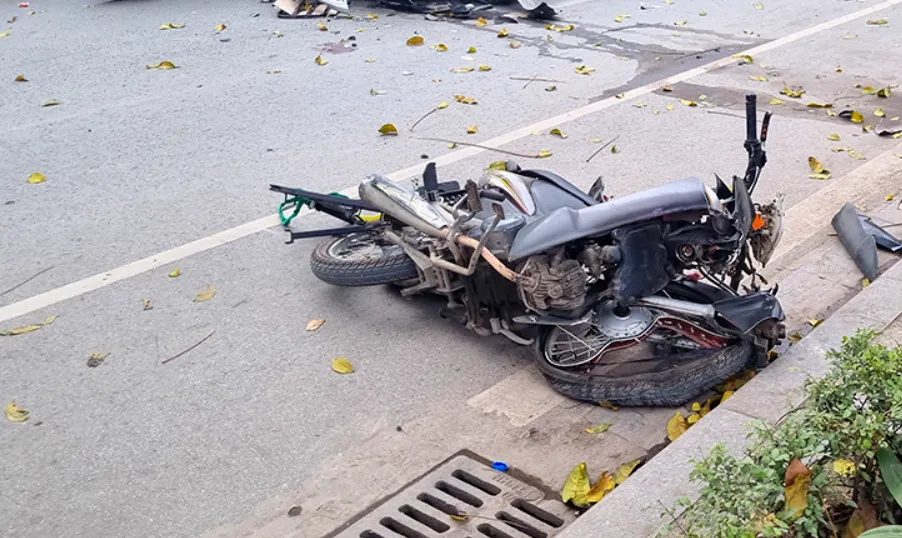 &Ocirc; t&ocirc; g&acirc;y tai nạn li&ecirc;n ho&agrave;n tr&ecirc;n phố H&agrave; Nội, 3 người bị thương nặng - Ảnh 2.