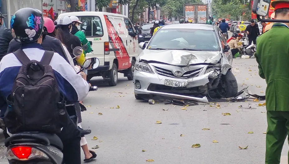 &Ocirc; t&ocirc; g&acirc;y tai nạn li&ecirc;n ho&agrave;n tr&ecirc;n phố H&agrave; Nội, 3 người bị thương nặng - Ảnh 1.