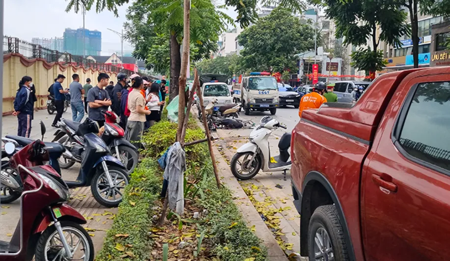&Ocirc; t&ocirc; g&acirc;y tai nạn li&ecirc;n ho&agrave;n tr&ecirc;n phố H&agrave; Nội, 3 người bị thương nặng - Ảnh 3.