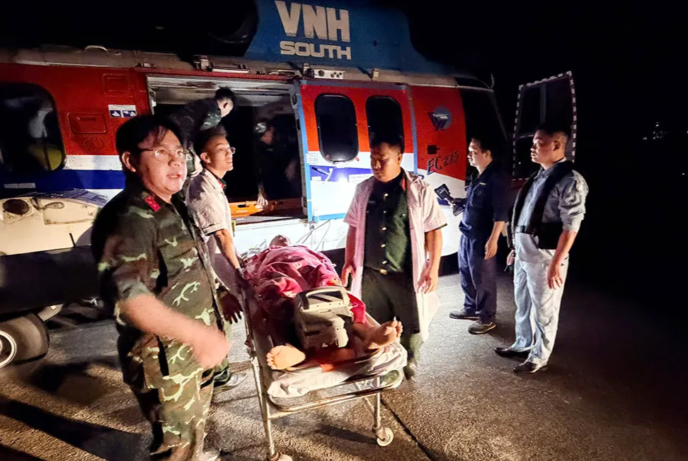 Trực thăng bay xuy&ecirc;n đ&ecirc;m cấp cứu bệnh nh&acirc;n ti&ecirc;n lượng nặng từ Trường Sa - Ảnh 1.