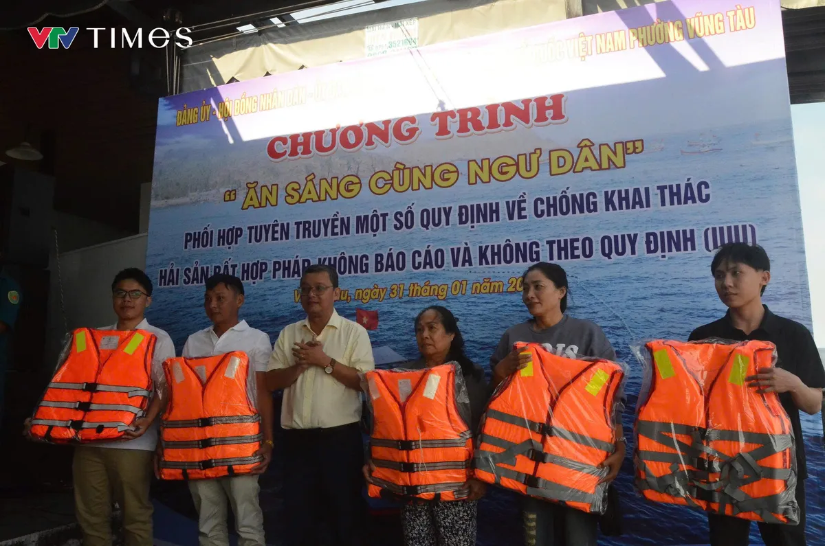 L&atilde;nh đạo phường Vũng T&agrave;u &ldquo;ăn s&aacute;ng c&ugrave;ng ngư d&acirc;n&rdquo; tuy&ecirc;n truyền chống khai th&aacute;c hải sản vi phạm IUU - Ảnh 1.