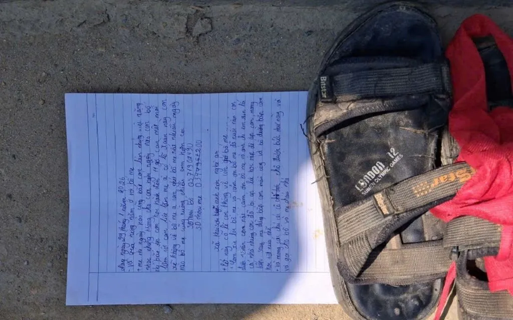 Đồ vật và lá thư mà 3 em học sinh đặt trên cầu để tạo hiện trường giả. Ảnh Xuân Duy.