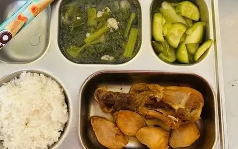 Suất cơm do Công ty TNHH Thương mại An Phước Thắng SG cung cấp cho trường Tiểu học Tân Quy, ngày 28/1. Ảnh từ website nhà trường