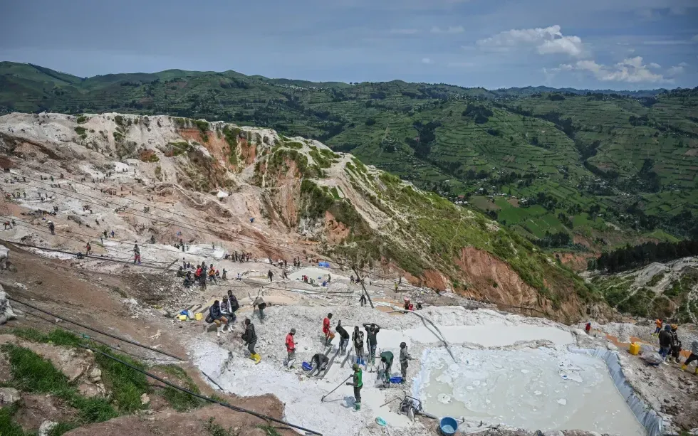 Công nhân khai thác quặng coltan tại mỏ Rubaya, miền Đông Congo, tháng 5/2025 (Ảnh: AP)