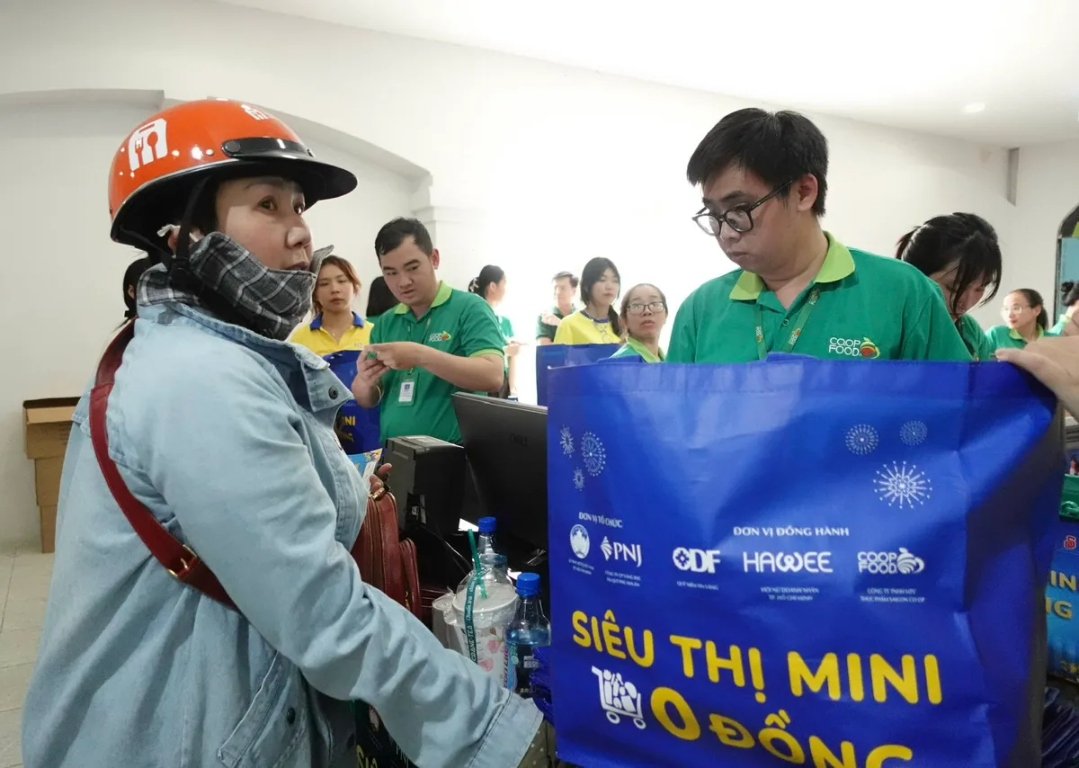 Người d&acirc;n TP Hồ Ch&iacute; Minh x&uacute;c động trải nghiệm mua sắm 0 đồng tại Ng&agrave;y hội &ldquo;Xu&acirc;n đo&agrave;n kết - Tết nghĩa t&igrave;nh&rdquo; - Ảnh 6.
