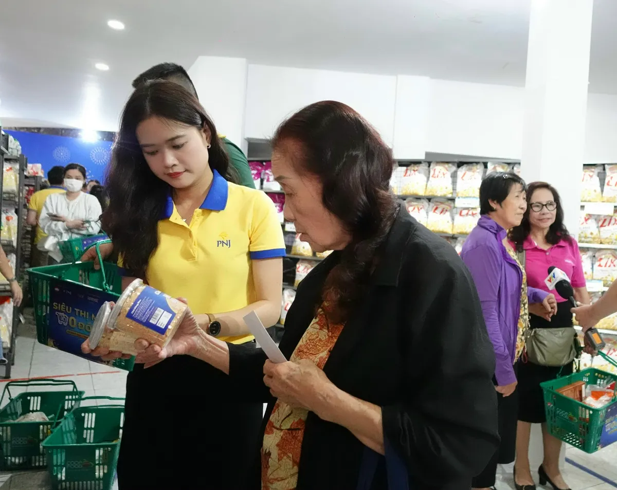 Người d&acirc;n TP Hồ Ch&iacute; Minh x&uacute;c động trải nghiệm mua sắm 0 đồng tại Ng&agrave;y hội &ldquo;Xu&acirc;n đo&agrave;n kết - Tết nghĩa t&igrave;nh&rdquo; - Ảnh 8.