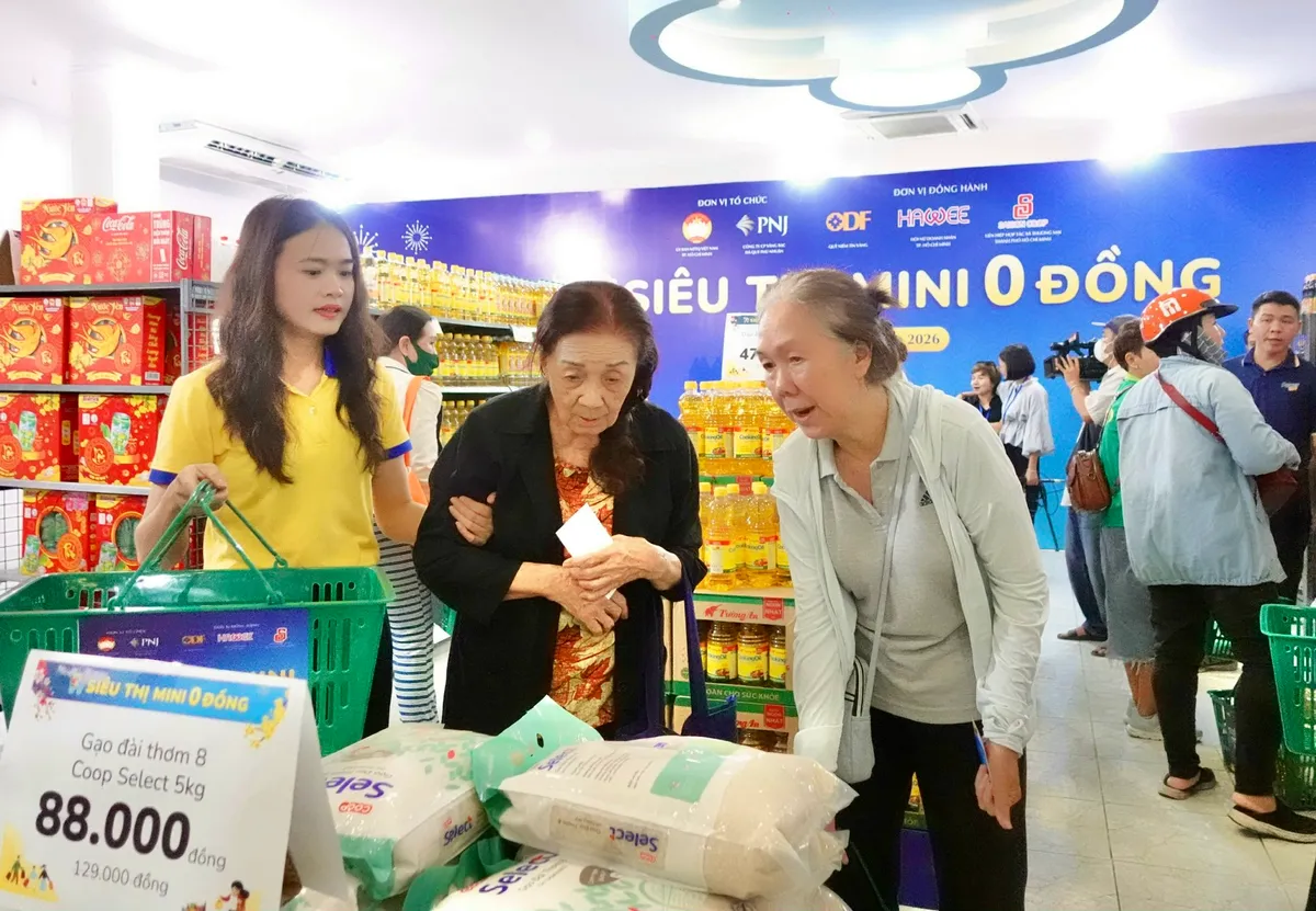 Người d&acirc;n TP Hồ Ch&iacute; Minh x&uacute;c động trải nghiệm mua sắm 0 đồng tại Ng&agrave;y hội &ldquo;Xu&acirc;n đo&agrave;n kết - Tết nghĩa t&igrave;nh&rdquo; - Ảnh 9.