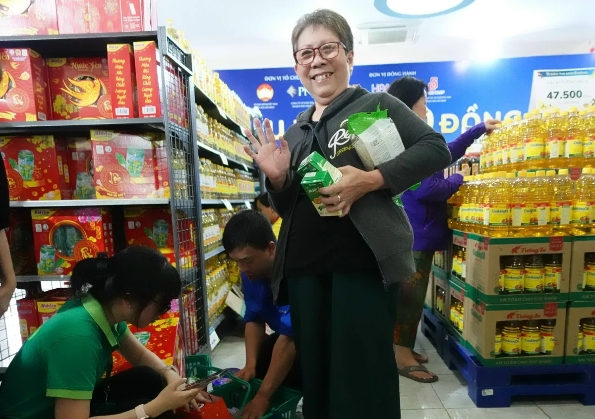 Người d&acirc;n TP Hồ Ch&iacute; Minh x&uacute;c động trải nghiệm mua sắm 0 đồng tại Ng&agrave;y hội &ldquo;Xu&acirc;n đo&agrave;n kết - Tết nghĩa t&igrave;nh&rdquo; - Ảnh 5.