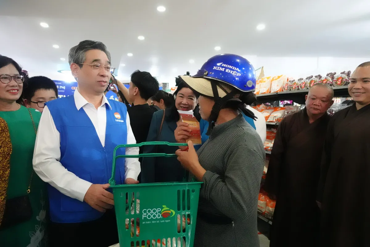 Người d&acirc;n TP Hồ Ch&iacute; Minh x&uacute;c động trải nghiệm mua sắm 0 đồng tại Ng&agrave;y hội &ldquo;Xu&acirc;n đo&agrave;n kết - Tết nghĩa t&igrave;nh&rdquo; - Ảnh 2.