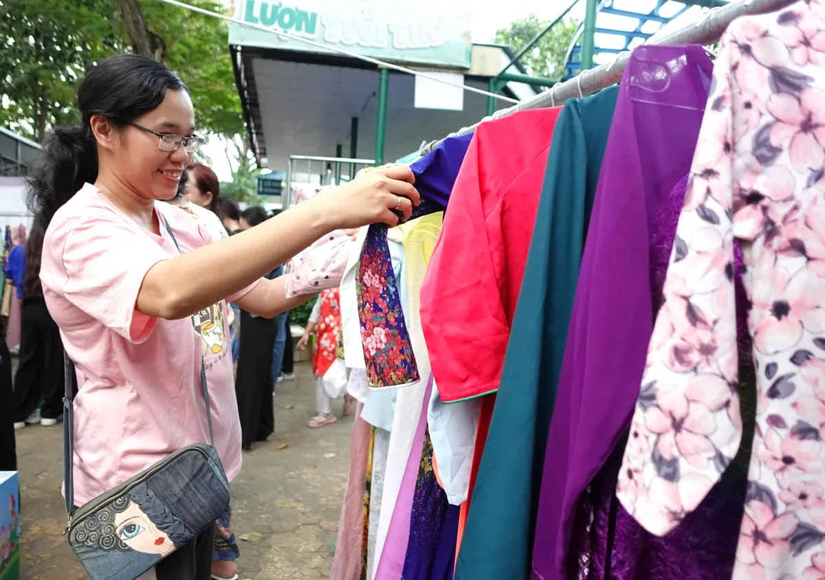 Người d&acirc;n TP Hồ Ch&iacute; Minh x&uacute;c động trải nghiệm mua sắm 0 đồng tại Ng&agrave;y hội &ldquo;Xu&acirc;n đo&agrave;n kết - Tết nghĩa t&igrave;nh&rdquo; - Ảnh 16.