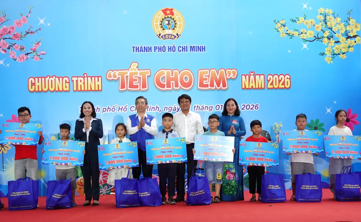 Người d&acirc;n TP Hồ Ch&iacute; Minh x&uacute;c động trải nghiệm mua sắm 0 đồng tại Ng&agrave;y hội &ldquo;Xu&acirc;n đo&agrave;n kết - Tết nghĩa t&igrave;nh&rdquo; - Ảnh 13.