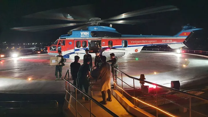 Trực thăng bay xuy&ecirc;n đ&ecirc;m cấp cứu bệnh nh&acirc;n ti&ecirc;n lượng nặng từ Trường Sa - Ảnh 2.
