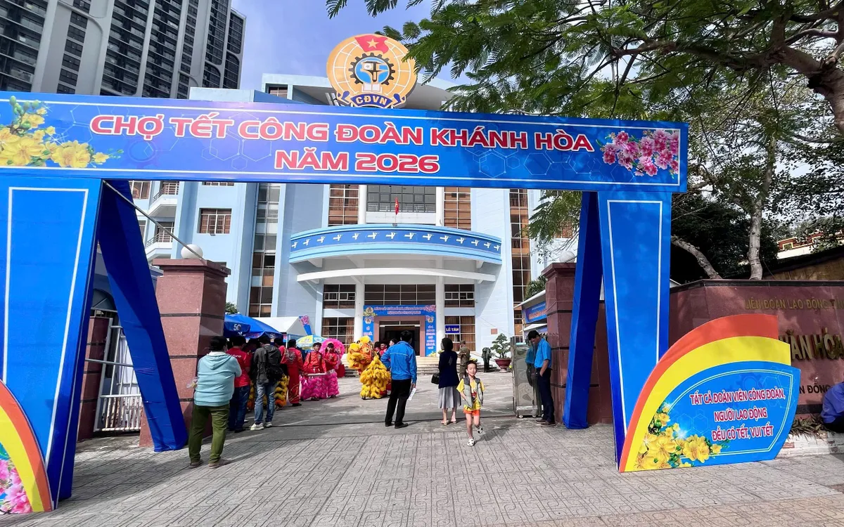 "Chợ Tết Công đoàn" đầu tiên tại Khánh Hòa đã mở cửa dành cho đoàn viên công đoàn và người dân đến tham quan, mua sắm các nhu yếu phẩm đón Tết.