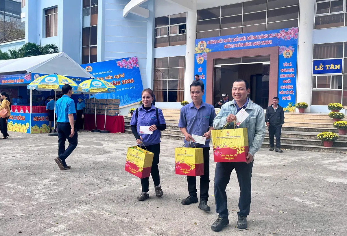 Khánh Hòa: Rộn ràng "Chợ Tết Công đoàn" 0 đồng, mang Tết ấm đến người lao động - Ảnh 3.
