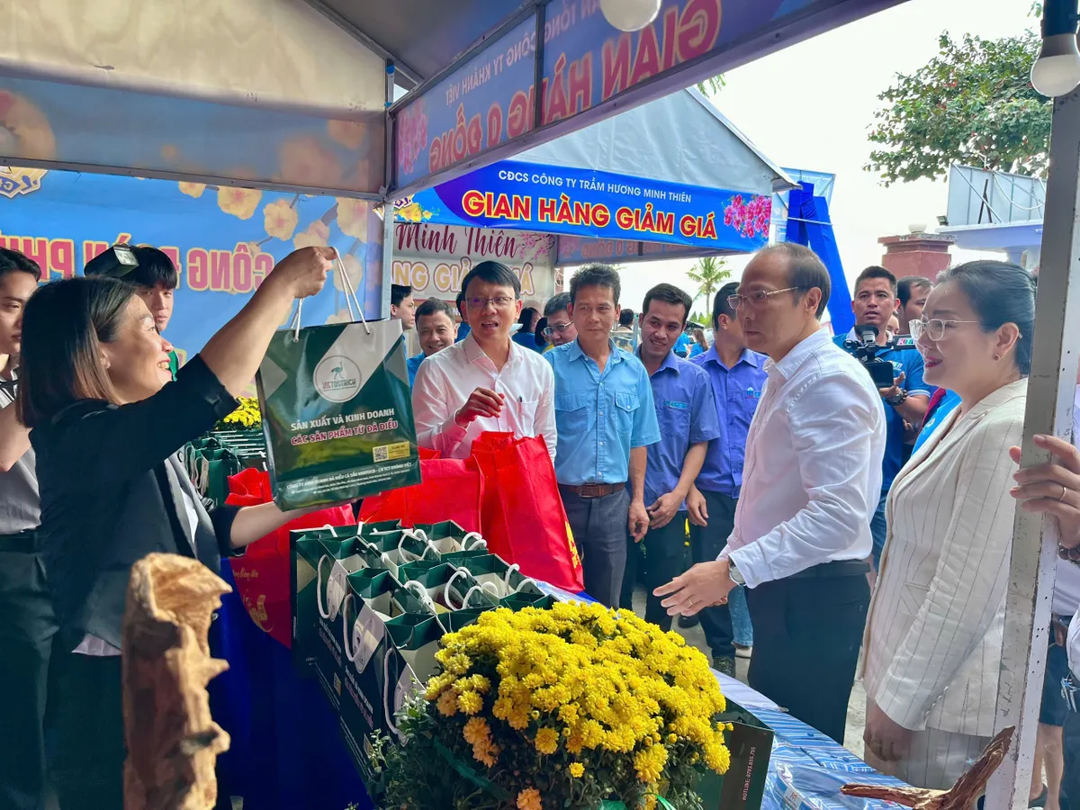 Khánh Hòa: Rộn ràng "Chợ Tết Công đoàn" 0 đồng, mang Tết ấm đến người lao động - Ảnh 2.