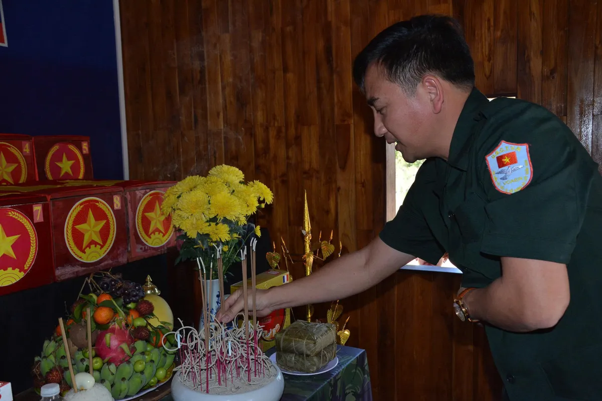 Quảng Ng&atilde;i: Thăm, động vi&ecirc;n đội t&igrave;m kiếm h&agrave;i cốt liệt sĩ l&agrave;m nhiệm vụ tại L&agrave;o - Ảnh 1.
