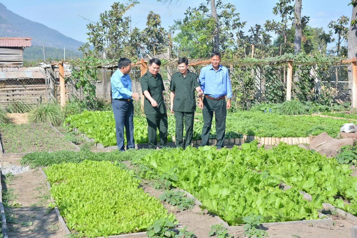 Quảng Ng&atilde;i: Thăm, động vi&ecirc;n đội t&igrave;m kiếm h&agrave;i cốt liệt sĩ l&agrave;m nhiệm vụ tại L&agrave;o - Ảnh 2.