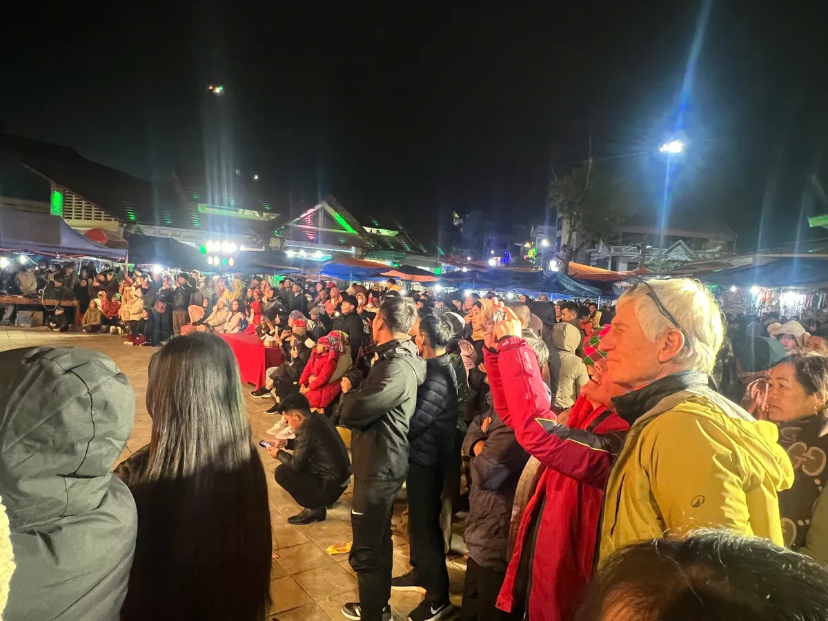 Chợ đ&ecirc;m Bắc H&agrave;: Đa sắc m&agrave;u trải nghiệm trong đ&ecirc;m hội cao nguy&ecirc;n cuối năm- Ảnh 1.