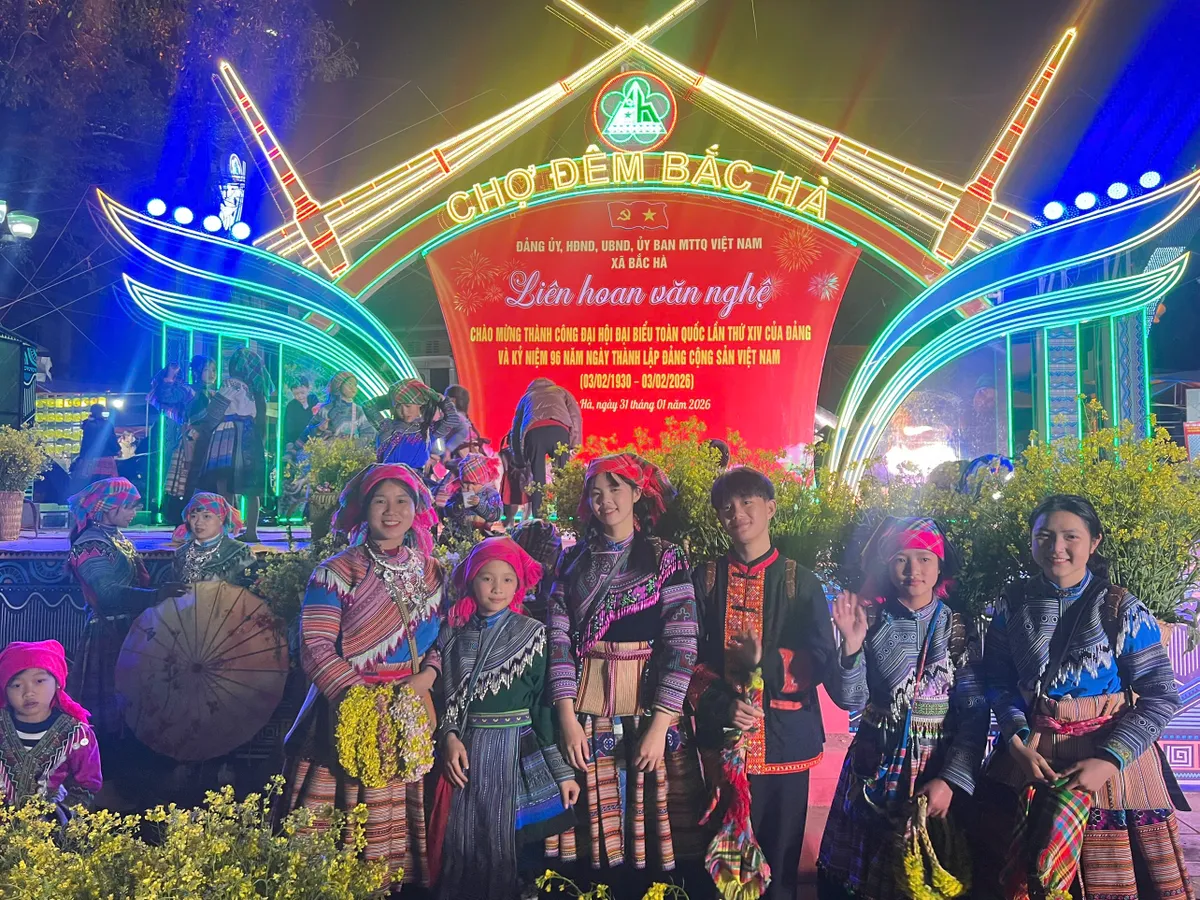 Chợ đ&ecirc;m Bắc H&agrave;: Đa sắc m&agrave;u trải nghiệm trong đ&ecirc;m hội cao nguy&ecirc;n cuối năm- Ảnh 3.