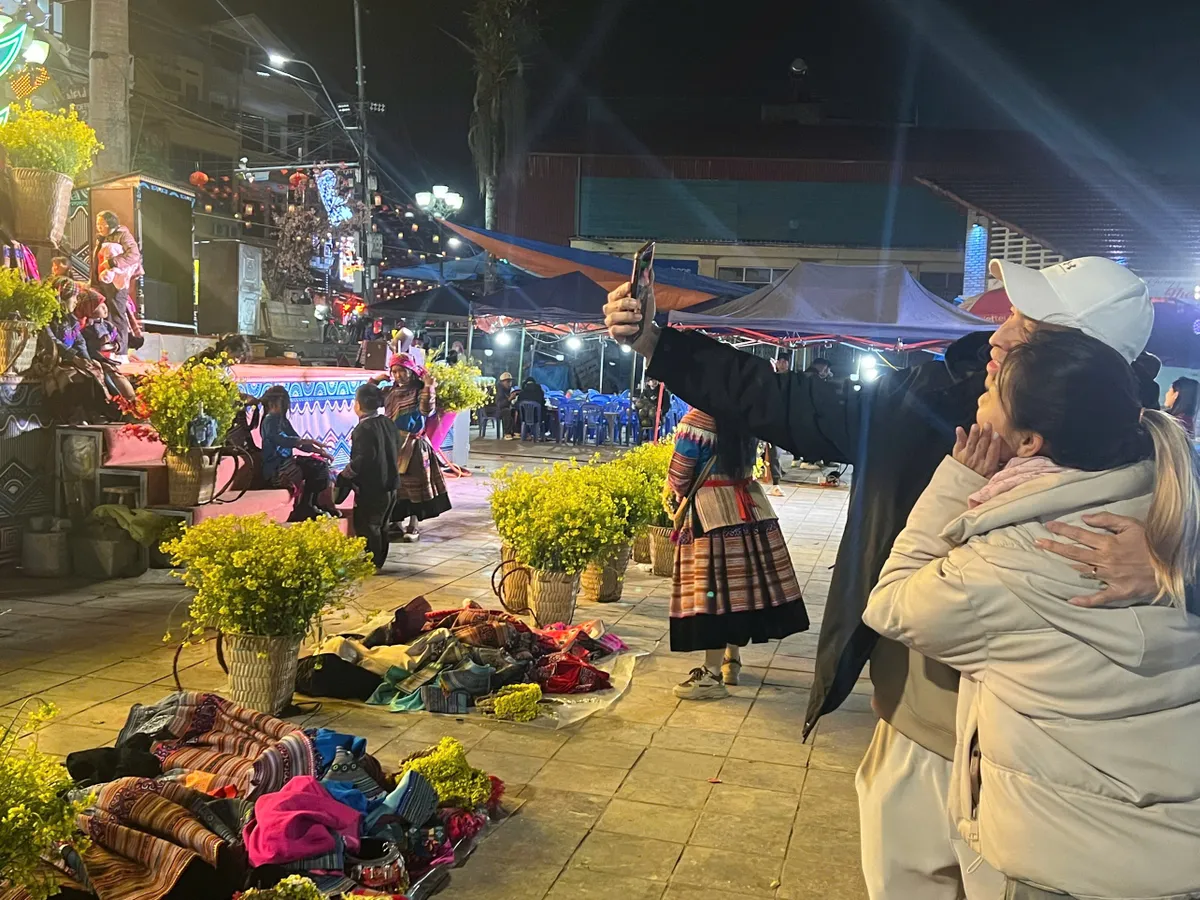 Chợ đ&ecirc;m Bắc H&agrave;: Đa sắc m&agrave;u trải nghiệm trong đ&ecirc;m hội cao nguy&ecirc;n cuối năm- Ảnh 6.