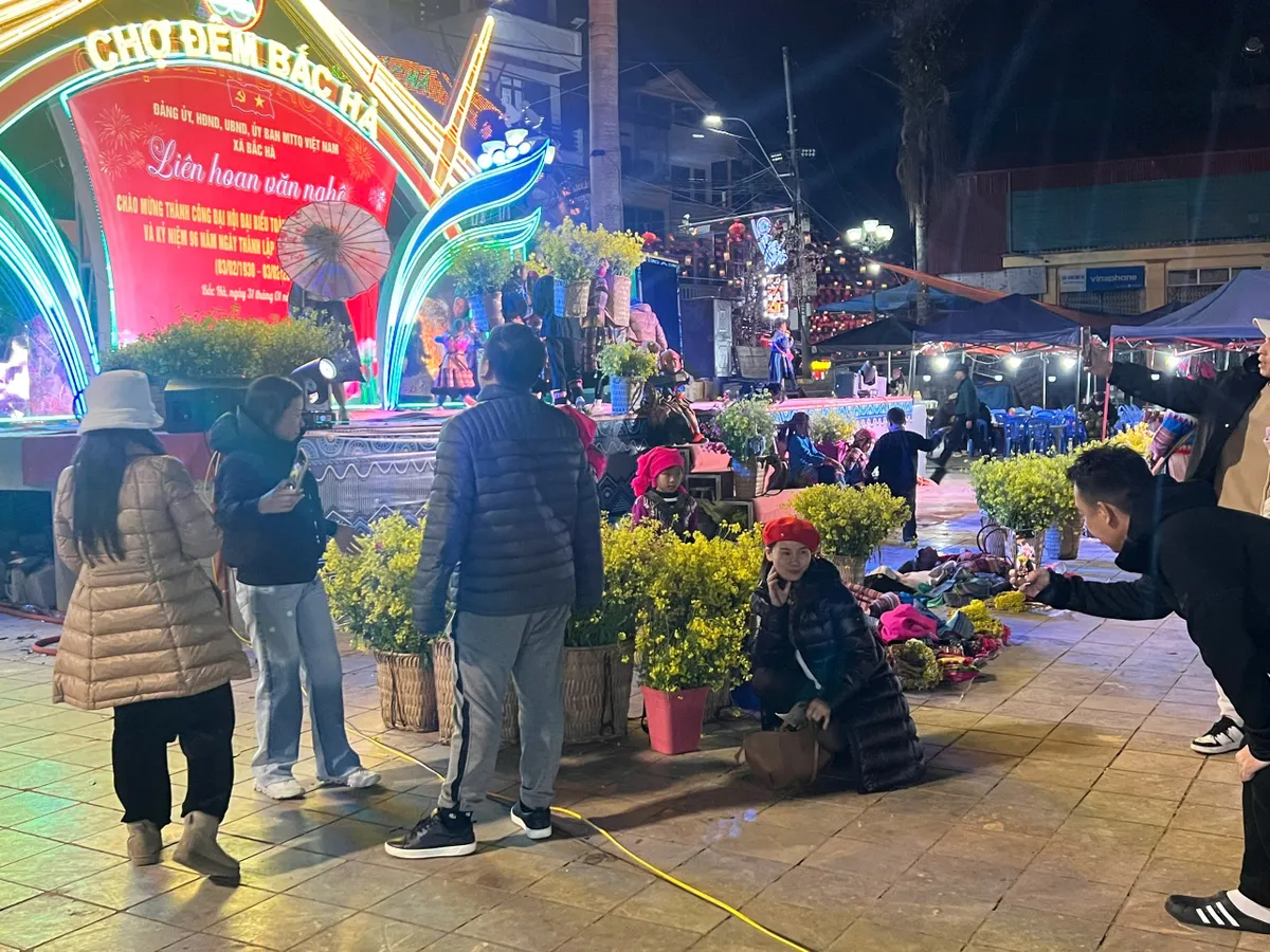 Chợ đ&ecirc;m Bắc H&agrave;: Đa sắc m&agrave;u trải nghiệm trong đ&ecirc;m hội cao nguy&ecirc;n cuối năm- Ảnh 4.