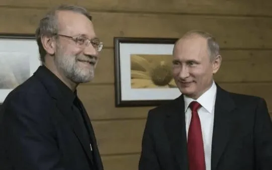 Ông Ali Larijani, Thư ký Hội đồng An ninh Quốc gia Tối cao Iran (trái) trong một cuộc gặp với Tổng thống Nga Putin (Ảnh: IRNA)