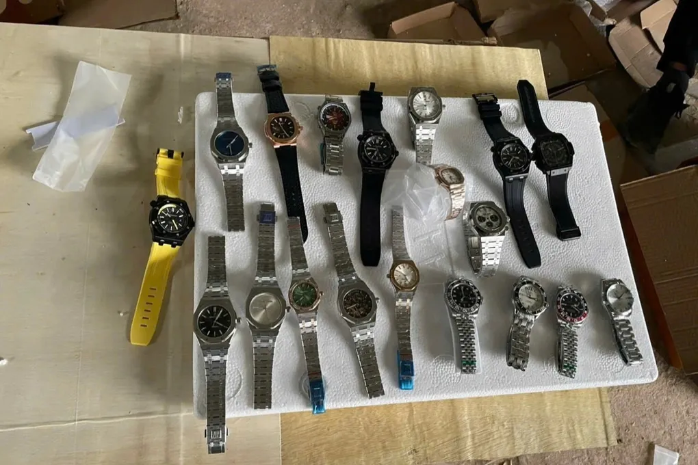 Ph&aacute;t hiện 874 đồng hồ nghi giả mạo nh&atilde;n hiệu nổi tiếng trong l&ocirc; h&agrave;ng qu&aacute; cảnh qua cửa khẩu Tr&agrave; Lĩnh- Ảnh 1.