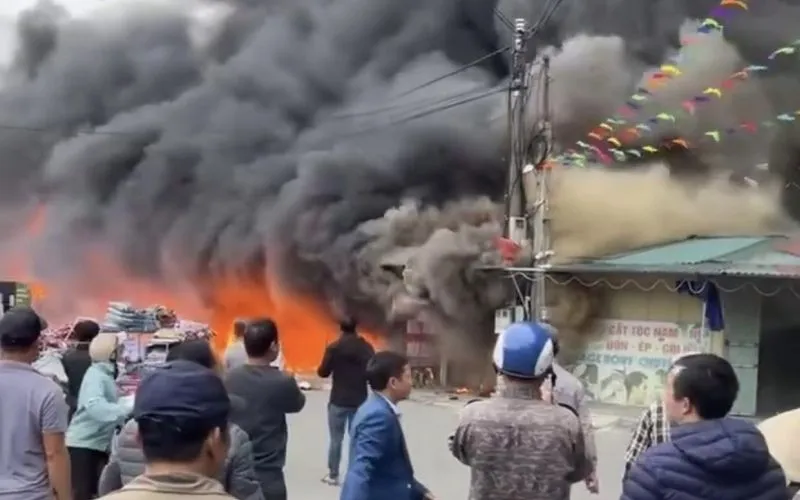 Lửa cháy ngùn ngụt tại chợ Dành. Ảnh: CAND