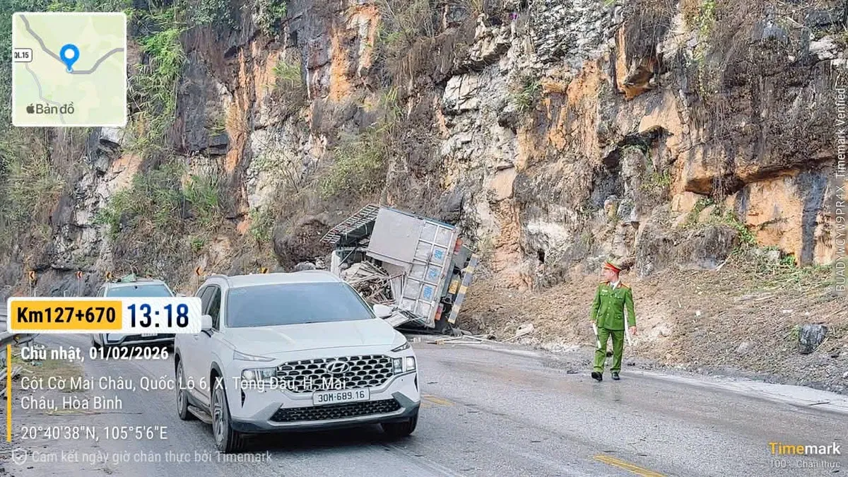 Lật xe tải tr&ecirc;n quốc lộ 6 khiến một người bị thương nặng- Ảnh 2.