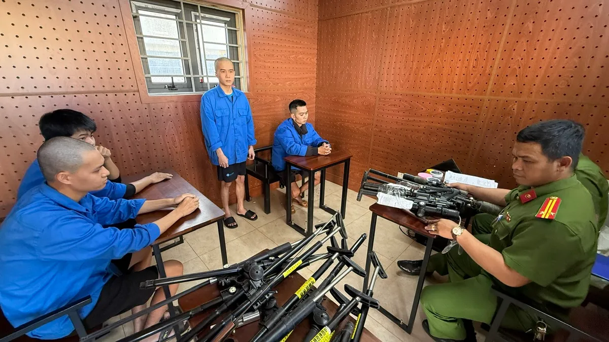 Triệt ph&aacute; đường d&acirc;y chế tạo, mua b&aacute;n s&uacute;ng qu&acirc;n dụng qua mạng x&atilde; hội - Ảnh 1.