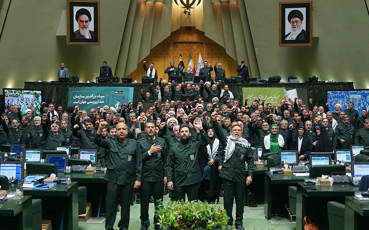 Thành viên Quốc hội Iran mặc đồng phục IRGC để thể hiện sự phản đối đối với quyết định của EU coi lực lượng này là một nhóm khủng bố (Ảnh: AFP)